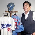 阪神・淡路大震災で被災し、再建したビルで靴の卸業を営む元プロ野球選手の島田芳明さん。応接室には、現役時代の思い出の品が並ぶ＝神戸市長田区大橋町１
