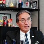 佐藤さんの思いを受け継いだソース（手前）への思いを語る道満雅彦社長＝神戸市中央区港島南町３、オリバーソース（撮影・斎藤雅志）