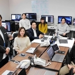 プラットインの本社でスタッフと並ぶ高田隼渡社長（左端）。東京にも拠点を構え、企業の採用サイトやウェブ制作を手掛ける＝大阪市中央区本町４