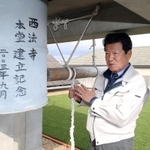 震災を語り継ごうとドラム缶の鐘を制作した藤野春樹さん＝芦屋市茶屋之町（撮影・風斗雅博）