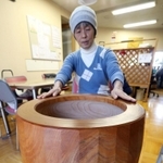 林さん一家から譲り受け、餅つき大会で使われる木臼。東日本大震災の被災地を支援しようと購入された＝芦屋市陽光町