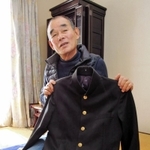 長男の隆司さんが中学校で着た制服を手に、思いを語る糸川幸信さん＝伊丹市内