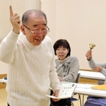 参加者の前で歌唱指導をする安元邦夫さん＝神戸市西区曙町、兵庫県立リハビリテーション中央病院
