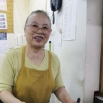 そば焼きを焼く入口茂子さん＝神戸市長田区二葉町３