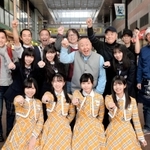 １７日のイベントを前に「笑顔を届けたい」と意気込む松村邦洋さん（上段中央）ら＝神戸市長田区大橋町６