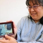父への思いを語る渋谷和代さん。いつも遺影を自宅の台所に置いている＝稲美町内