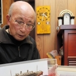 米寿記念に父清十郎さんに贈られた船の模型を手に、思い出を語る林照夫さん＝洲本市宇原