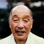 米寿記念に父清十郎さんに贈られた船の模型を手に、思い出を語る林照夫さん＝洲本市宇原