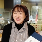 和洋菓子店を切り盛りする木本知江美さん＝徳島県海陽町、海部菓子ロマンきもとや