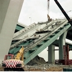 阪神・淡路大震災で崩落した阪神高速湾岸線西宮港大橋＝１９９５年２月１４日、西宮市甲子園浜