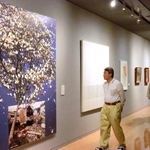 被災地のハクモクレンが題材の福田美蘭さんの作品（左端）＝兵庫県立美術館県立美術館