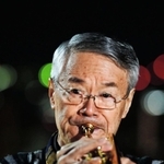 鎮魂の曲を奏でる松平晃さん＝１７日午前５時５５分、神戸市中央区、ビーナスブリッジ（撮影・中西幸大）