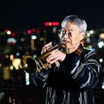 鎮魂の曲を奏でる松平晃さん＝１７日午前５時５６分、神戸市中央区、ビーナスブリッジ（撮影・中西幸大）