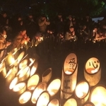 震災から２５年を迎え、祈りをささげる人たち＝１７日朝、神戸市中央区の東遊園地