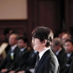 追悼の言葉を述べられる秋篠宮さま＝１７日午後０時１２分、神戸市中央区（撮影・斎藤雅志）兵庫県公館