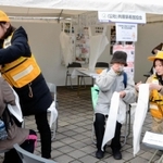 応急手当の仕方を体験するブース＝１７日午前１１時、神戸市中央区脇浜海岸通１
