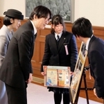 尼崎小田高の生徒から防災活動について説明を受ける秋篠宮ご夫妻＝１７日午前１１時１４分、神戸市中央区、兵庫県公館（代表撮影）