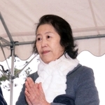 献花台で母に祈りをささげる香村雅子さん＝１７日午前、芦屋市浜芦屋町（撮影・風斗雅博）