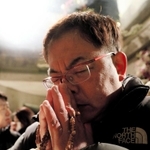 兄純一さんを思い、目を閉じる綱島浩之さん＝１７日午前、神戸市中央区、東遊園地（撮影・鈴木雅之）