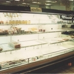 商品がほぼなくなった陳列棚＝１９９５年１月１８日（同店提供）