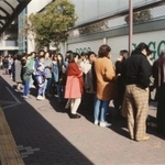 震災翌日、開店前にできた長蛇の列＝１９９５年１月１８日、神戸市西区、西神そごう前（提供写真）