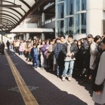 震災翌日、開店前にできた長蛇の列＝１９９５年１月１８日、神戸市西区、西神そごう前（提供写真）