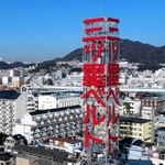 工場の屋上に立つ三ツ星ベルトの広告塔＝２０１７年１２月、神戸市長田区浜添通４（小型無人機で撮影）