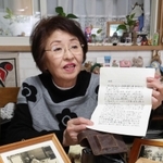 東京消防庁の派遣隊員から届いた手紙を手にする素川貴子さん＝神戸市東灘区本山中町４（撮影・吉田敦史）