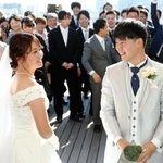 家族らや友人から結婚の祝福を受ける岡本大二さん（手前右）と前田緑さん（同左）＝１３日午前、神戸市中央区北野町１（撮影・鈴木雅之）