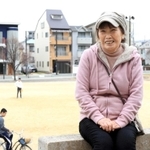 阪神・淡路大震災までは住宅が密集していた公園で、当時の様子を説明する加久久代さん＝神戸市灘区六甲町１、六甲風の郷公園（撮影・鈴木雅之）