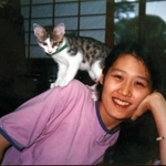 飼い猫と一緒に、リラックスした表情をみせる村田恵子さん