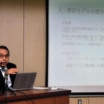 地震による経済被害額の推計モデルについて説明する神戸大の豊田利久特命教授＝神戸市灘区六甲台町１
