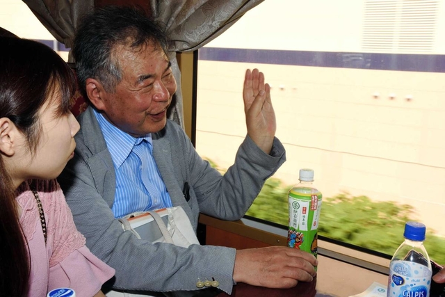 東日本大震災８年の今春、全線が運行再開した三陸鉄道リアス線の車内で、復興状況について話す防災学者の室崎益輝さん。現場主義は研究者としての原点だ＝８月１８日午前、岩手県内