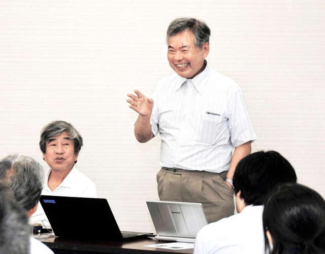 東日本大震災で被災した岩手県野田村を訪ねた室崎益輝さんは「まちが希望を取り戻すことが復興」と力説した。左はともに現地を視察した復興まちづくりの専門家、小林郁雄さん＝８月１９日午後