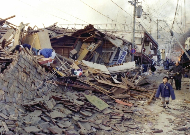 阪神・淡路大震災で大きな被害が出た住宅街＝１９９５年１月１７日午後、神戸市東灘区魚崎北町２