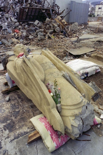 震災で倒壊した国道地蔵尊＝１９９５年４月