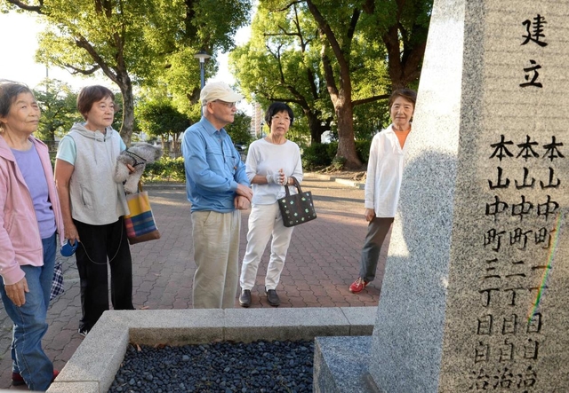 今年の１．１７を思い出す大町さん（右から２人目）と本田さん（中央）ら＝中野北公園（撮影・秋山亮太）