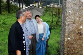 東日本大震災で被災した岩手県野田村を訪れ、災害の歴史について現地の震災ガイドから聞き取る＝８月２０日午前