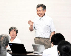東日本大震災で被災した岩手県野田村を訪ねた室崎益輝さんは「まちが希望を取り戻すことが復興」と力説した。左はともに現地を視察した復興まちづくりの専門家、小林郁雄さん＝８月１９日午後