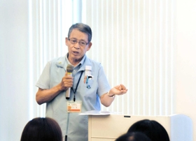 神戸市消防局の消防隊員として消火活動に従事した野村勝さん。経験を語り部として伝え続ける＝神戸市中央区脇浜海岸通１、人と防災未来センター