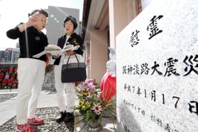 慰霊碑の建立を呼び掛けた大町真由美さん（右）と山田美代子さん＝２０１９年１０月、神戸市東灘区本山中町４（撮影・鈴木雅之）