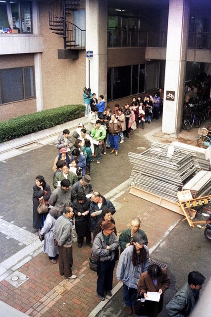 仮設住宅の入居申し込みに長い列をつくる市民＝２３日午前、西宮市役所