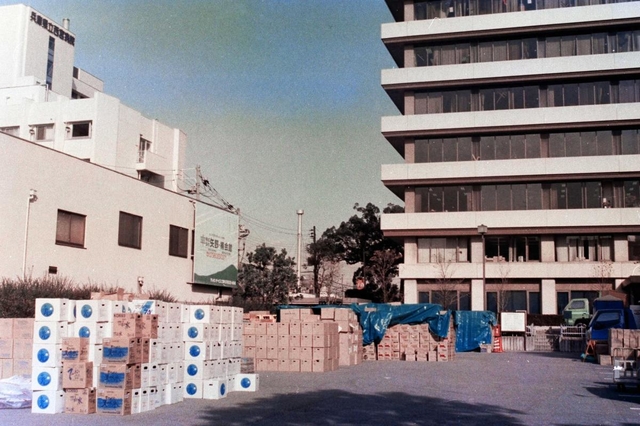 次々に届き、市役所前に山積みになった救援物資＝２１日午前、西宮市役所