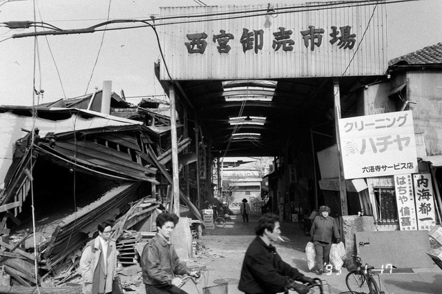 大きな被害を受けた西宮卸売市場＝１７日午前７時台、西宮市池田町