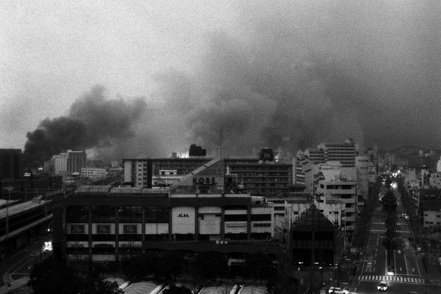 地震発生直後、ＪＲ兵庫駅前の公団住宅から見た長田区方面。左端が兵庫駅、中央は駅前の商業ビル＝１７日午前６時ごろ、神戸市兵庫区