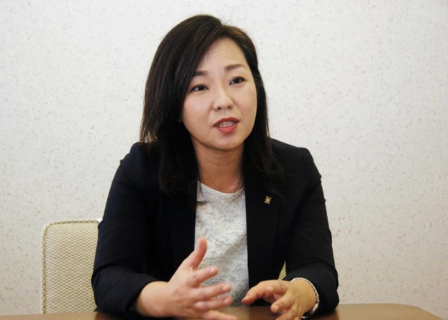 「協働の仕組みを学んだ避難所のボランティア活動は貴重な経験だった」と話す尼崎市長の稲村和美さん＝尼崎市東七松町１、尼崎市役所