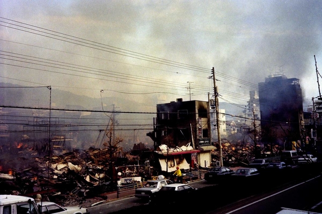 広い範囲で焼けた国道２号沿いの店舗や住宅＝１７日午前、神戸市灘区琵琶町１