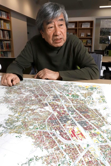 阪神・淡路大震災で被災した建物を損傷程度ごとに色分けした調査図について解説する小林郁雄さん＝神戸市中央区元町通４、こうべまちづくり会館（撮影・吉田敦史）