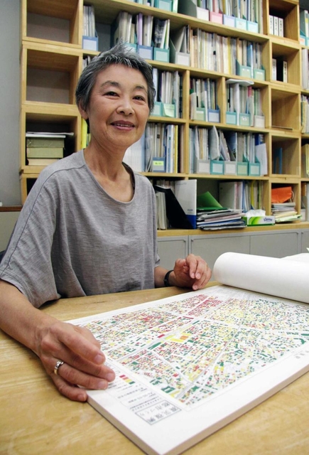 建物の被害調査で現場を歩いた経験を振り返る小浦久子さん＝神戸市西区学園西町８、神戸芸術工科大