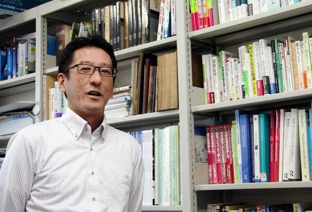「震災がなければ防災の研究者になっていなかった」と話す越山健治さん＝大阪府高槻市白梅町、関西大高槻ミューズキャンパス